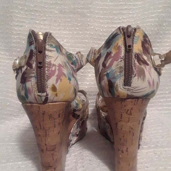 Guess Floral Print Platforms Sandals - Picture 3 of 6